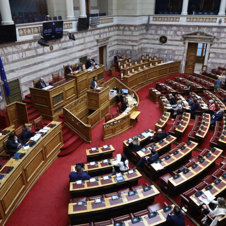 77 τελικά τα «όχι» - Το λάθος της Βουλής και η αρνητική ψήφος του «γαλάζιου» Καρασμάνη