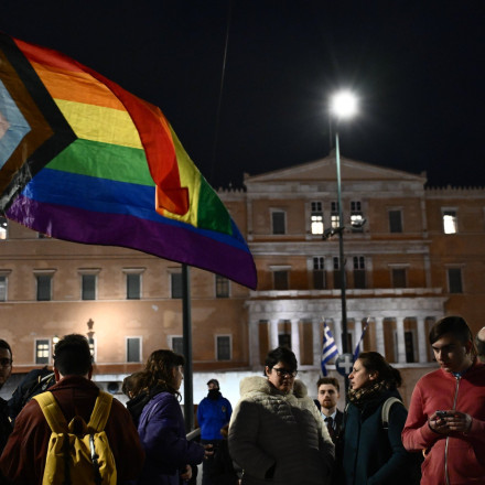 «Love is Love»: Συγκέντρωση ΛΟΑΤΚΙ+ έξω από τη Βουλή υπέρ του νομοσχεδίου