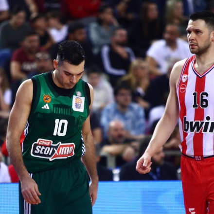 Επίδειξη ήθους απ' τον «ερυθρόλευκο» πάγκο σε συνθήματα κατά Σλούκα