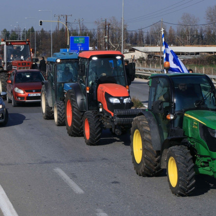 Η κάθοδος των αγροτών - Βίντεο με το κομβόι των τρακτέρ στην Εθνική οδό