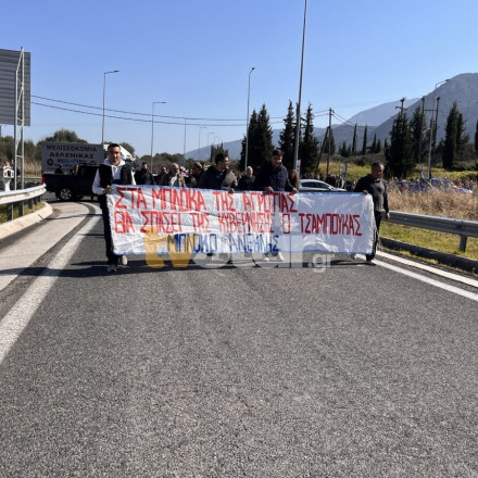 Άνοιξαν οι αγρότες την εθνική Λαμίας-Αθηνών - Νέα σύσκεψη υπό Χρυσοχοΐδη