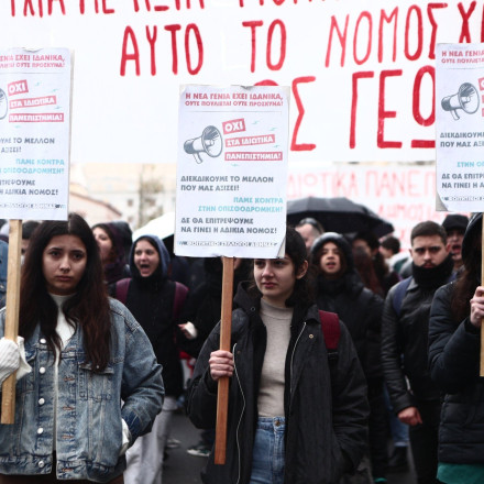 Υπό βροχή το πανεκπαιδευτικό συλλαλητήριο - Κλειστή η Πανεπιστημίου