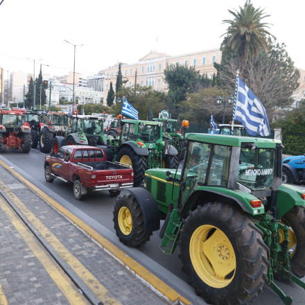 Έξαλλος αγρότης: «Παράτησαν τα τρακτέρ και άρχισαν τις βόλτες και τα χαχαχούχα»