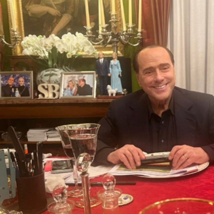 Σίλβιο Μπερλουσκόνι: Την Τετάρτη η κηδεία του δημοσία δαπάνη  - Γκάφες και ατάκες που έμειναν στην ιστορία