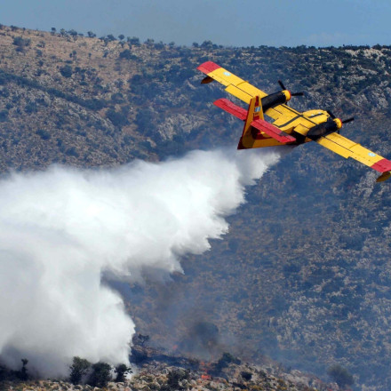 Πυρκαγιές: Χωρίς ενεργό μέτωπο η Δυτική Αττική, μαίνεται η φωτιά στη Ρόδο
