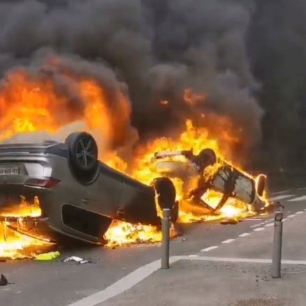 Γαλλία: Φωτιές και δακρυγόνα στον τόπο της δολοφονίας του 17χρονου - Ο Μακρόν «βγάζει» 40.000 αστυνομικούς στους δρόμους [vids]