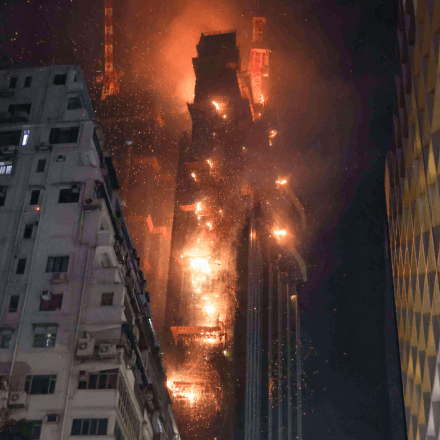 Κίνα: Mεγάλη φωτιά σε ουρανοξύστη στο Χονγκ Κονγκ [vids]