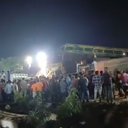 Σιδηροδρομική τραγωδία στην Ινδία: Τουλάχιστον 288 οι νεκροί - Συνεχίζονται οι έρευνες για εγκλωβισμένους