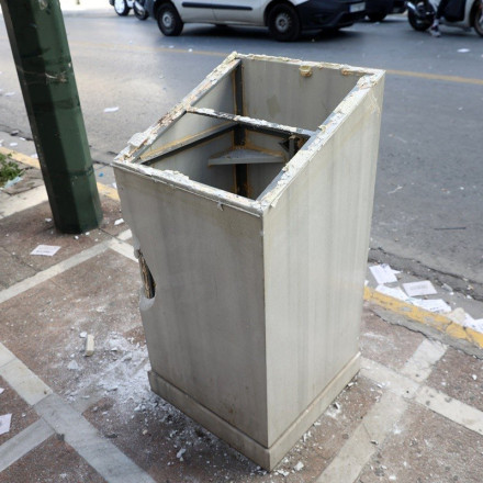 Κουκουλοφόροι διέλυσαν το μνημείο για τα θύματα της Marfin [vid]