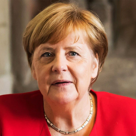 Άγκελα Μέρκελ: Ψωνίζει από τον φούρνο της γειτονιάς με μαλλί που θυμίζει... Μπόρις Τζόνσον