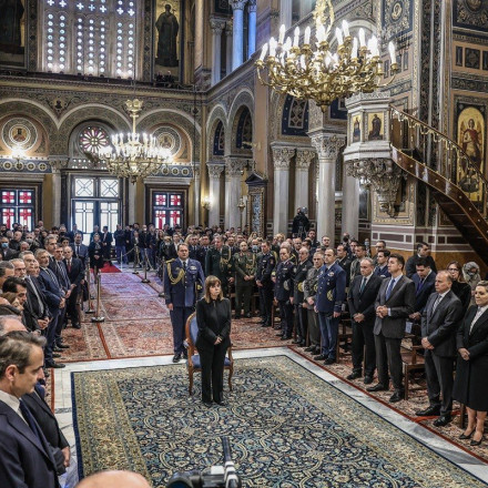 Μητρόπολη - Τέμπη: Μνημόσυνο για τα θύματα της τραγωδίας - Παρόντες Σακελλαροπούλου, Μητσοτάκης