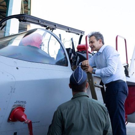 Μητσοτάκης: Στην 120 Πτέρυγα Εκπαίδευσης Αέρος στην Καλαμάτα ο πρωθυπουργός