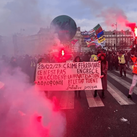 Τέμπη: Γάλλοι εργαζόμενοι στα τρένα σήκωσαν πανό στο Παρίσι - «Σιδηροδρομικό έγκλημα στην Ελλάδα» –