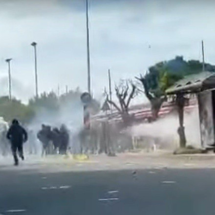 Κινητοποιήσεις στην Πάτρα: Επεισόδια στην πορεία - Μολότοφ, δακρυγόνα και μπογιές έξω από τον ΟΣΕ