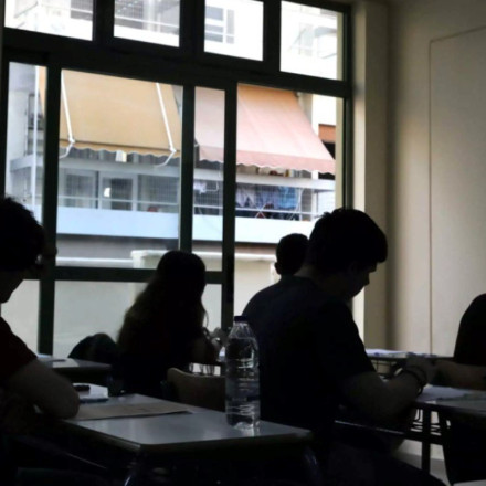 Τράπεζα Θεμάτων: Αντιδράσεις μετά τις καθυστερήσεις στις ενδοσχολικές εξετάσεις – Ανακοινώσεις από ΟΛΜΕ και Τσαπανίδου