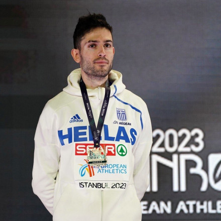 Μίλτος Τεντόγλου: Η απονομή του χρυσού μεταλλίου και η ανάκρουση του εθνικού ύμνου