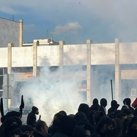 Συλλαλητήριο Θεσσαλονίκη: Πετροπόλεμος και χημικά έξω από το σιδηροδρομικό σταθμό