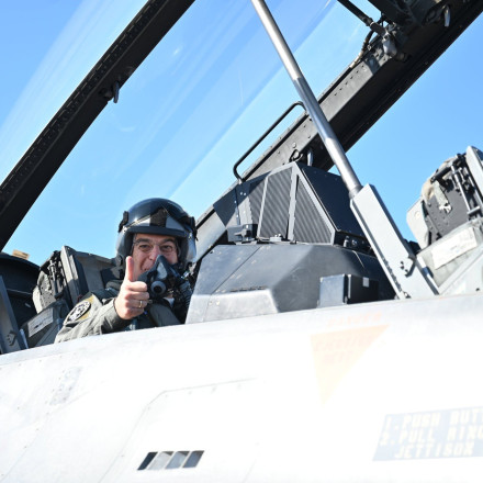 Ο Δένδιας πάνω από το Αιγαίο με F16 Viper και τους αρχηγούς ΓΕΕΘΑ και ΓΕΑ