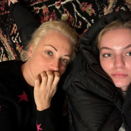 «Θα τα αντιμετωπίσουμε όλα»: Το συγκινητικό μήνυμα αγκαλιά με την κόρη της