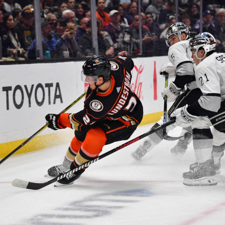 Το «ξύλο της αρκούδας» στο NHL: Παίκτες πιάστηκαν στα χέρια σε αγώνα χόκεϊ