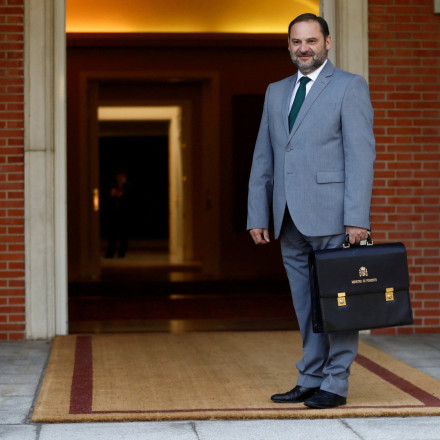 Ισπανία: Ο πρώην υπουργός Άμπαλος δέχεται πιέσεις να παραιτηθεί από τη Βουλή