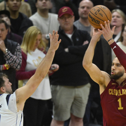 Νίκησε τον Ντόνσιτς και τον... χρόνο ο Στρους στο buzzer beater της χρονιάς