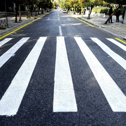 Απίστευτο: Έβαψαν τη διάβαση πάνω από τα παρκαρισμένα αυτοκίνητα!