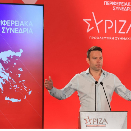 O Στέφανος Κασσελάκης με τρυπάνι στο χέρι λίγο πριν από το κρίσιμο Συνέδριο