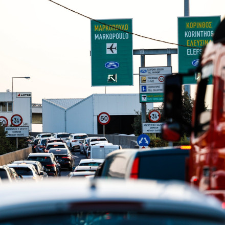 Οχήματα «βόμβες» στους δρόμους: Κυκλοφορούν 15 χρόνια με τα ίδια ελαστικά!