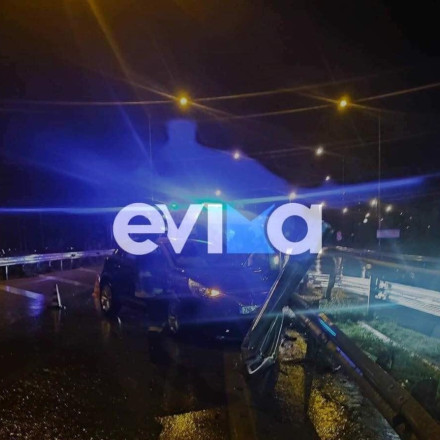 Σοβαρό τροχαίο στην Εύβοια: ΙΧ καρφώθηκε σε κιγκλιδώματα - Ένας τραυματίας
