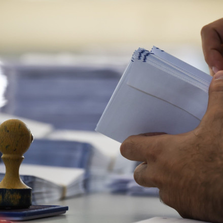 Ψυχρολουσία από μπιλιετάκια της εφορίας που «κρύβουν» έξτρα φόρους και πρόστιμα