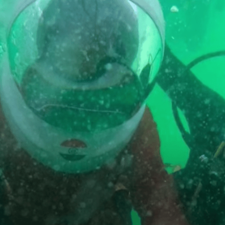 Δείτε βίντεο: Ο πρωθυπουργός της Ινδίας προσεύχεται στον βυθό της θάλασσας