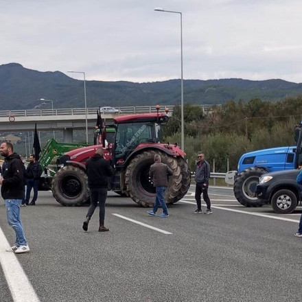 Αγρότες: Μπλόκο με τρακτέρ στην Ιόνια Οδό - Συγκέντρωση στο Μεσολόγγι τη Δευτέρα