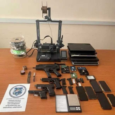 Σάμος: Έφτιαχναν όπλα με τρισδιάστατο εκτυπωτή και τα «έσπρωχναν» στην αγορά
