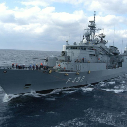 Φρεγάτα ΥΔΡΑ: Η πρώτη εμπλοκή στο Άντεν - Με το πυροβόλο εξουδετέρωσαν τα UAV