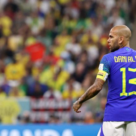 Στα... «λευκά» το άγαλμα του Ντάνι Άλβες στη γενέτειρά του