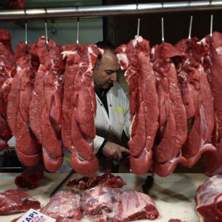 Τσικνοπέμπτη στη Βαρβάκειο: Αυτές είναι οι τιμές για το παραδοσιακό τσίκνισμα