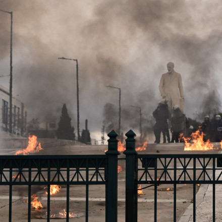 Επεισόδια σε Σύνταγμα και Ομόνοια: Κουκουλοφόροι έριξαν μολότοφ - Βγήκε η «Αύρα»