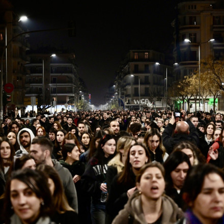 Θεσσαλονίκη: Χιλιάδες κόσμου στη βραδινή πορεία για τα Τέμπη