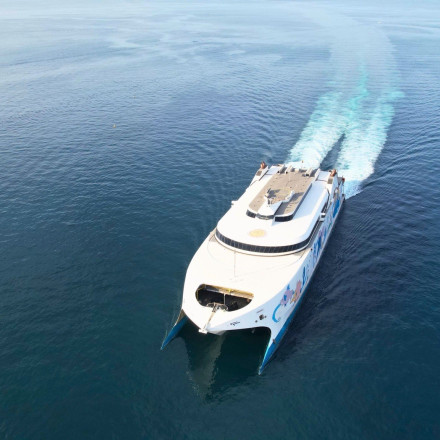 EuroChampion Jet: Το εντυπωσιακό ταχύπλοο της SEAJETS στο λιμάνι του Πειραιά