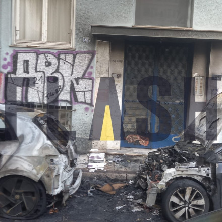 Εξάρχεια: Έκαψαν αυτοκίνητα και κάδους απορριμμάτων - Τι εξετάζει η ΕΛΑΣ