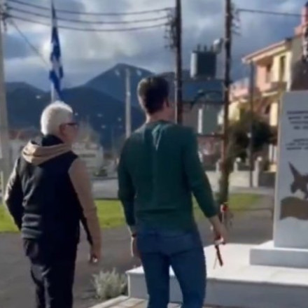 Ο Στέφανος Κασσελάκης άφησε ένα λουλούδι στην προτομή του υποσμηναγού Τουρούτσικα