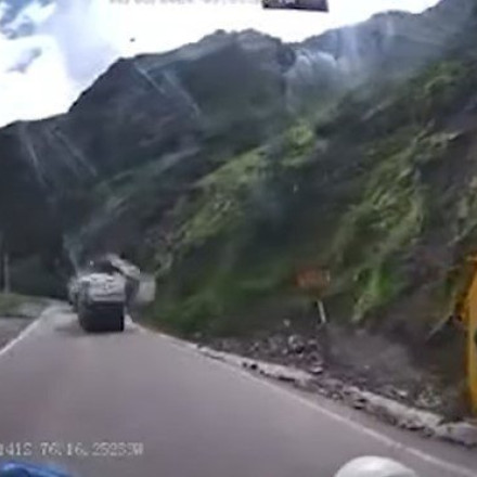 Βίντεο που κόβει την ανάσα: Γιγάντιοι βράχοι συνθλίβουν φορτηγό στο Περού