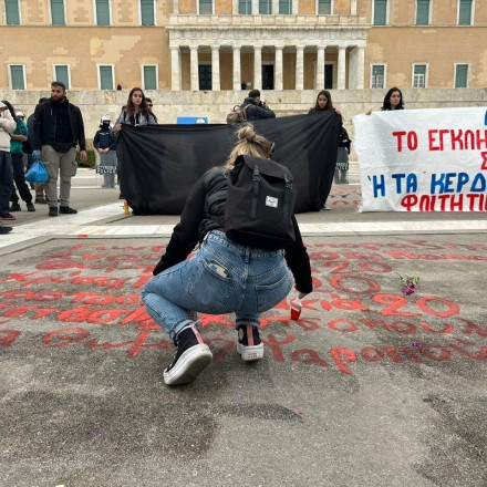 Έγραψαν ξανά τα ονόματα των θυμάτων των Τεμπών στον Άγνωστο Στρατιώτη