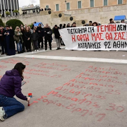 Τέμπη: Ποιος έδωσε την εντολή να σβήσουν τα ονόματα των θυμάτων στη Βουλή
