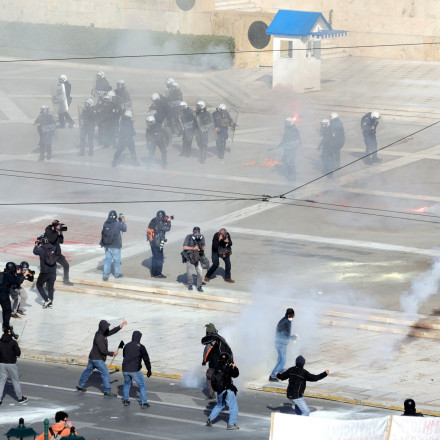 Νέος γύρος επεισοδίων στο πανεκπαιδευτικό - Μολότοφ έξω από τη Βουλή