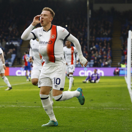 «Σώθηκαν» στο τέλος Μπόρνμουθ και Λούτον - Νίκη για Γουλβς