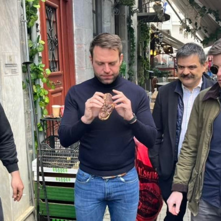 Ο Κασσελάκης στην Αρκαδία: Παϊδάκι και μπύρα κουτάκι