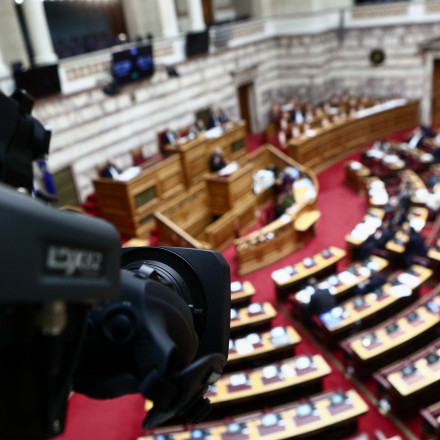 Νέα κόντρα ΝΔ-ΠΑΣΟΚ για το άρθρο 16: «Έκτη κυβίστηση» - «Καμία λευκή επιταγή»