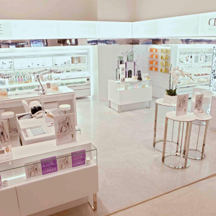 Clinique: «Δεν διανέμονται στην ελληνική αγορά προϊόντα με βενζόλιο»